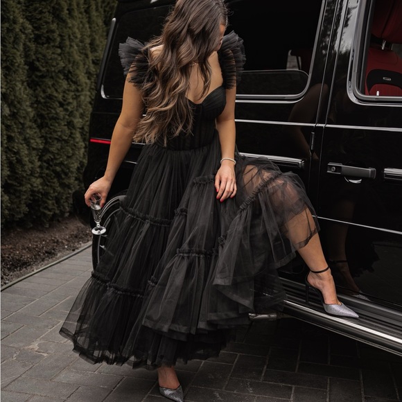 Beautiful Black Tool Gown. - Picture 4 of 4